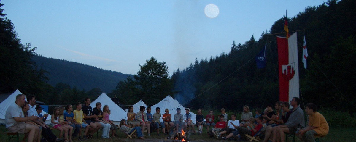 Der Mond und das Lagerfeuer